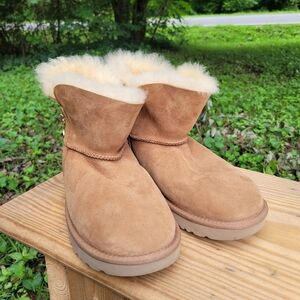 Women's Ugg Bailey Zip Mini Boots Size 8 Chestnut